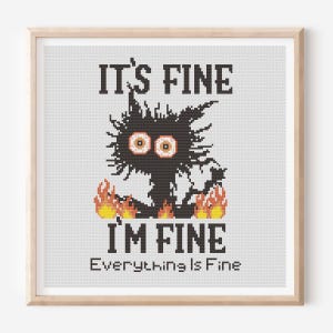 Könnte beinhalten: Kreuzstich-Kunstwerk in einem Holzrahmen. Das Design zeigt eine schwarze, gestresste Katze mit großen orangefarbenen Augen, umgeben von Flammen. Der Text lautet "IT'S FINE, I'M FINE, Everything Is Fine" in fetten, schwarzen Buchstaben.