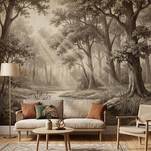 Op de afbeelding: Een sepia-getinte bosmuurschildering dient als achtergrond voor een woonkamer. Een lichtgekleurde bank met kussens, een houten salontafel en een rieten stoel zijn geplaatst op een patroonkleed. Een vloerlamp en een mand maken de scène compleet.