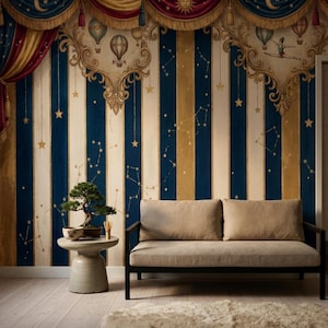 Pode incluir: Um quarto com um papel de parede caprichoso com tema de circo com listras azuis e douradas, estrelas e balões de ar quente. Um sofá bege e um pequeno bonsai em uma mesa lateral estão em frente ao papel de parede. Um tapete de pele de ovelha está no chão.