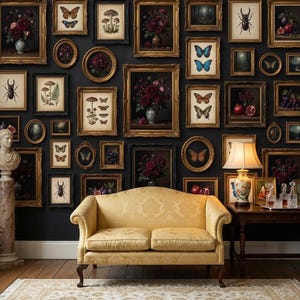 Könnte beinhalten: Eine Galeriewand mit gerahmten botanischen und Insekten-Drucken, Blumenstillleben und Landschaftsbildern in verzierten Goldrahmen. Ein gelbes Sofa und ein Tisch mit einer Lampe und dekorativen Flaschen vervollständigen die Raumdekoration.