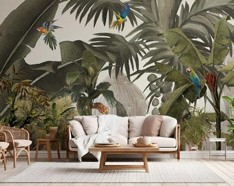 Puede incluir: Un interior de sala de estar con un sofá blanco y una mesa de café frente a un mural de pared que representa una exuberante escena de jungla tropical con hojas verdes y loros coloridos.