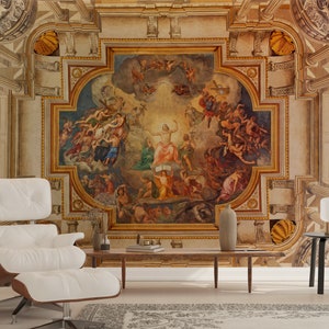 K&ouml;nnte beinhalten: Ein wei&szlig;er Sessel mit Holzsockel steht vor einer Wandmalerei, die eine farbenfrohe, verzierte Decke mit einem zentralen Gem&auml;lde einer religi&ouml;sen Szene darstellt. Das Wandbild zeigt goldene Akzente und komplizierte Details.
