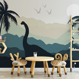 Puede incluir: Una habitaci&oacute;n infantil con un mural que representa un paisaje azul y verde con la silueta de un dinosaurio, palmeras y un velero. La habitaci&oacute;n tambi&eacute;n cuenta con una escalera de madera, dos taburetes de madera con forma de animal y una mesa de madera con l&aacute;pices en un vaso.