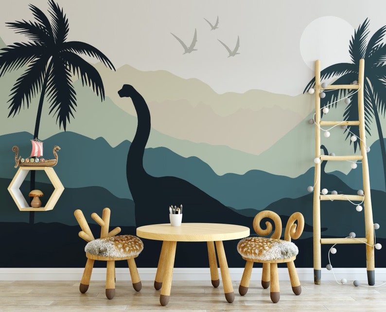 Puede incluir: Una habitaci&oacute;n infantil con un mural que representa un paisaje azul y verde con la silueta de un dinosaurio, palmeras y un velero. La habitaci&oacute;n tambi&eacute;n cuenta con una escalera de madera, dos taburetes de madera con forma de animal y una mesa de madera con l&aacute;pices en un vaso.