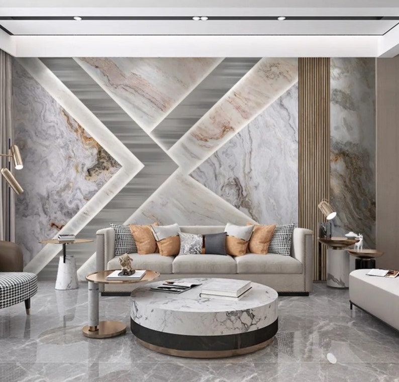 Puede incluir: Un interior de sala de estar moderno con un sof&aacute; blanco y una mesa de caf&eacute; de m&aacute;rmol. La pared presenta un patr&oacute;n geom&eacute;trico de azulejos de m&aacute;rmol blanco y gris con un acento marr&oacute;n claro.
