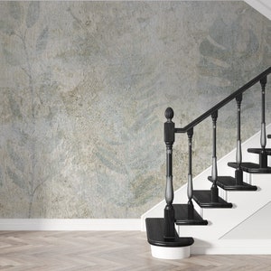 Puede incluir: Una escalera de madera negra con una pared blanca y un papel tapiz estampado en azul claro y gris. El papel tapiz tiene un dise&ntilde;o floral sutil.