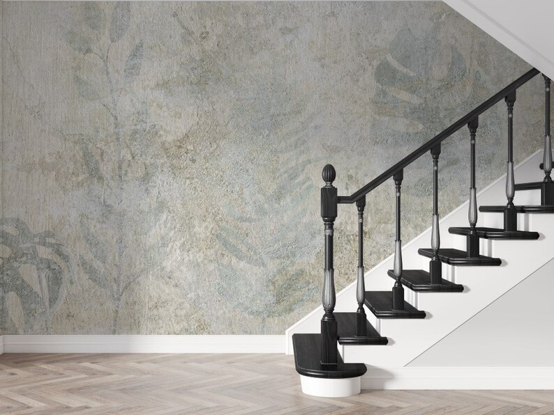 Puede incluir: Una escalera de madera negra con una pared blanca y un papel tapiz estampado en azul claro y gris. El papel tapiz tiene un dise&ntilde;o floral sutil.