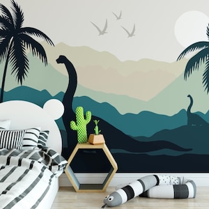 Puede incluir: Una cordillera azul y verde con dos dinosaurios y palmeras. La escena est&aacute; pintada en una pared detr&aacute;s de una cama blanca con ropa de cama a rayas blancas y negras.