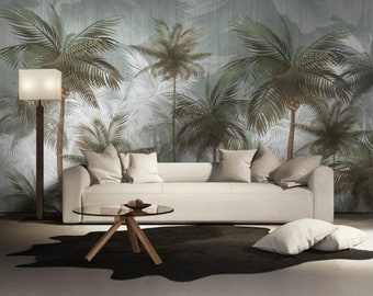 Puede incluir: Un sofá blanco con almohadas se encuentra frente a una pared con un papel tapiz de palmeras tropicales. Una mesa de café de vidrio se encuentra frente al sofá. Una alfombra de piel de vaca en blanco y negro está en el suelo.