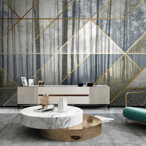 Op de afbeelding: Een woonkamer interieur met een moderne salontafel van wit marmer en een teal fluwelen fauteuil. De muur heeft een geometrisch patroon behang met een bos scène op de achtergrond.