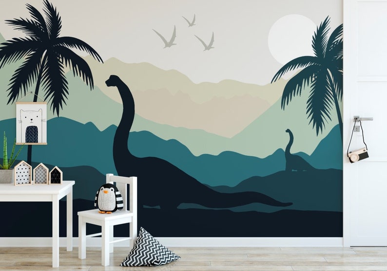 Puede incluir: Un paisaje de monta&ntilde;a azul verdoso y beige con dos palmeras y dos dinosaurios. Los dinosaurios son siluetas negras. Tambi&eacute;n hay p&aacute;jaros blancos volando en el cielo.