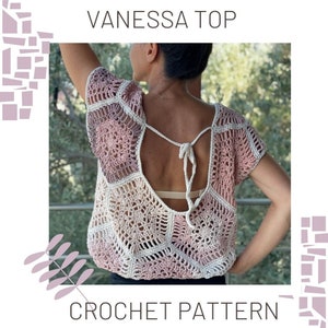 Puede incluir: Patrón de crochet para un top de crochet rosa y blanco con espalda baja y cierre de nudo. El top está hecho con un patrón de punto cuadrado. "Vanessa Top" está escrito en la parte superior de la imagen y "Crochet Pattern" está escrito en la parte inferior.