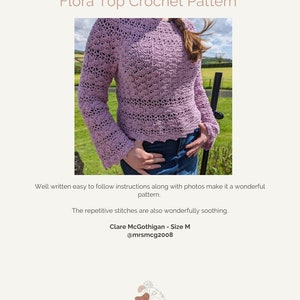 Puede incluir: Un patr&oacute;n de crochet para una blusa de dise&ntilde;o floral. La blusa es de color rosa claro y tiene un corte holgado. El patr&oacute;n est&aacute; escrito por Clare McGothigan y est&aacute; disponible en talla M.