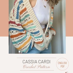 Puede incluir: Un c&aacute;rdigan de crochet color crema, abierto por delante, con rayas horizontales en tonos azules, naranjas y amarillos. El texto "CASSIA CARDI Crochet Pattern" se muestra debajo. El dise&ntilde;o es de Laramiloops.