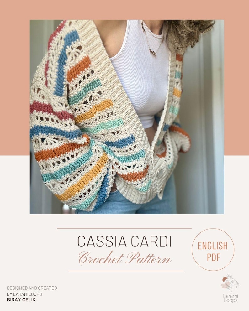 Puede incluir: Un c&aacute;rdigan de crochet color crema, abierto por delante, con rayas horizontales en tonos azules, naranjas y amarillos. El texto "CASSIA CARDI Crochet Pattern" se muestra debajo. El dise&ntilde;o es de Laramiloops.