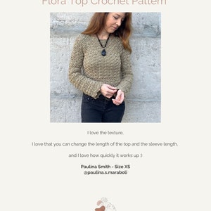 Puede incluir: Un patr&oacute;n de crochet para una blusa, con una mujer que lleva una blusa de crochet beige de manga larga. La blusa tiene un corte holgado y una longitud ligeramente recortada. La mujer est&aacute; de pie frente a una pared de ladrillo. El texto "Flora Top Crochet Pattern" est&aacute; en la parte superior de la imagen. El texto "I love the texture, I love that you can change the length of the top and the sleeve length, and I love how quickly it works up :) Paulina Smith - Size XS @paulina.s.maraboli" est&aacute; en la parte inferior de la imagen.