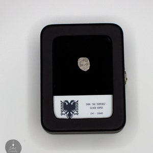 Op de afbeelding: Een zilveren munt uit de tijd van Ivan de Verschrikkelijke, de tsaar van Rusland, wordt getoond in een zwarte, met fluweel gevoerde kist. De munt heeft een dubbelkoppige adelaar en de inscriptie "IVAN THE TERRIBLE SILVER KOPEK 1547 - 1584D".