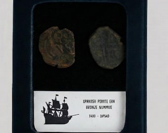 スペイン海賊時代の青銅貨2枚（1400～1695年）ガラスケース入りギフト
