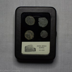 4 monedas romanas en vitrina de cristal - ¡INCREÍBLE OFERTA! Auténticas - Calidad - Más de 1500 años de antigüedad (100 d. C. - 400 d. C.) - ¡Regalo perfecto!