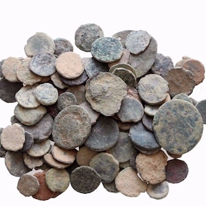 Peut inclure: Un tas de vieilles pièces de monnaie de couleur cuivre. Les pièces sont usées et ont une patine verte. Elles sont disposées de manière aléatoire.
