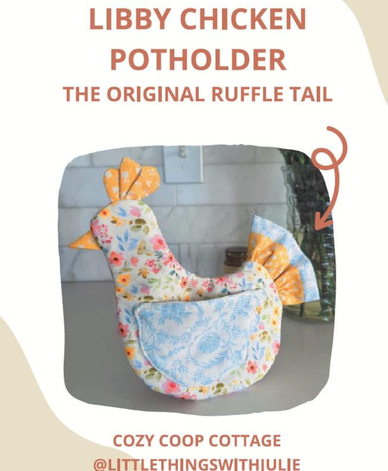 K&ouml;nnte beinhalten: Ein handgefertigter Topflappen in Form eines Huhns mit Blumen- und Paisley-Mustern. Der Topflappen hat einen ger&uuml;schten Schwanz und einen gelben Schnabel und Kamm. Der Text auf dem Bild lautet "Libby Chicken Potholder" und "The Original Ruffle Tail."