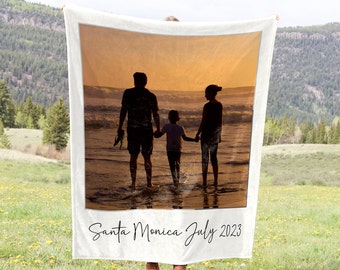 Custom Favorite Holiday Photo Blanket, Personalized Picture Blanket, Retro Polaroid Style Photo Fleece, 2023 Vacation Best Photo Memento.