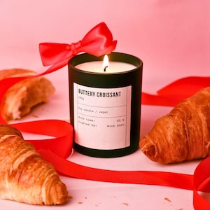 Świeca zapachowa Croissant: prezent dla żony, prezent zaręczynowy dla niej, prezent urodzinowy dla smakosza, prezent w stylu francuskim, prezent na 50. urodziny, prezent niespodzianka