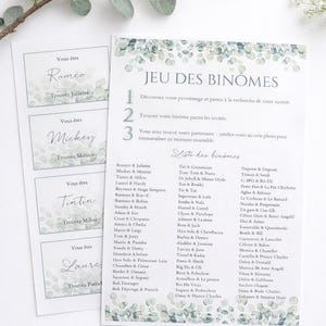 Peut inclure: Cartes de jeu de mariage avec un design botanique. Les cartes présentent une liste de paires de personnages, telles que Roméo et Juliette, et des instructions pour que les invités trouvent leur partenaire. Les cartes sont blanches avec des accents verts.