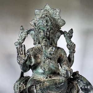 Ganesha statue - Hindu God of Wisdom and Prosperity