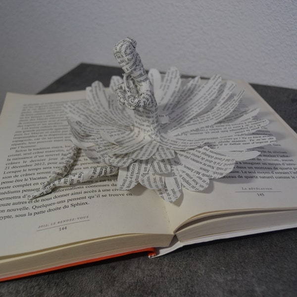 Danseuse 3D en papier sur livre