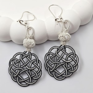 Handgemachte Kazaziye Silber Ohrringe: Schwarz & Weiss gestrickte Schmuckstücke