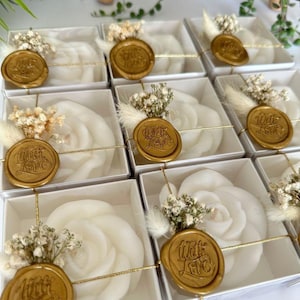 Candele di cera di soia personalizzate con petali di rosa bianca in grandi quantità - bomboniera profumata per matrimonio, regalo di compleanno per baby shower nuziale - fiori secchi, timbro di cera