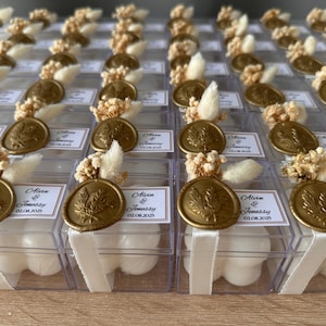 Candele profumate a cubo di bolle con fiori secchi in grandi quantità • Bomboniere personalizzate per matrimoni, docce e compleanni per gli ospiti • Timbro con sigillo in cera