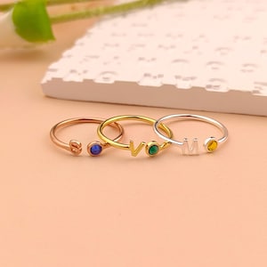 Anillo con piedra de nacimiento personalizado • Anillo apilable con inicial • Anillo con letra • Regalo para ella • Regalo de cumpleaños • Regalo para el día de la madre