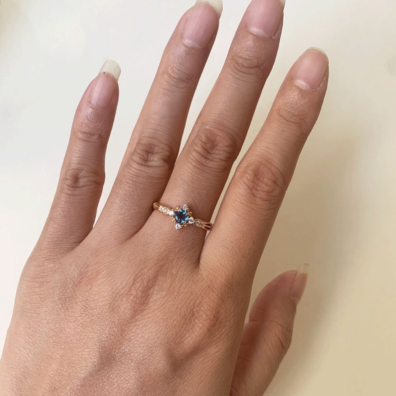 Londoner Blautopas-Ring, Vintage-vergoldete Blumen-Verlobungsringe, Art-Deco-Ring mit November-Geburtsstein, CZ-Versprechen, Jubiläumsgeschenk für Frauen Bild 4