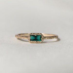 Vintage Emerald Promise Ring, Sterling Silver Dainty Wedding band, Baguette May Birthstone, Antique Unique Solitaire Ring for Women