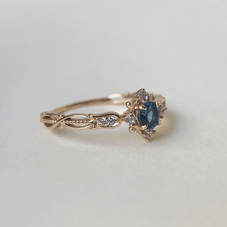 London Blue Topaz Ring Vintage Vergulde Bloemen Belofte Ringen Art Deco November Birthstone Ring CZ Belofte Verjaardagscadeau voor vrouwen afbeelding 2