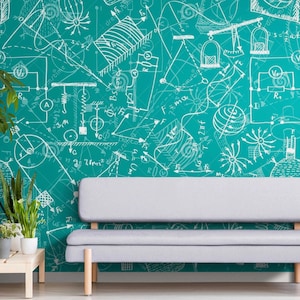 Op de afbeelding: Een moderne grijze bank met lichte houten poten staat voor een turquoise muur bedekt met witte wetenschappelijke diagrammen en vergelijkingen. Potplanten in verschillende maten en stijlen zijn links op een houten bijzettafel geplaatst.