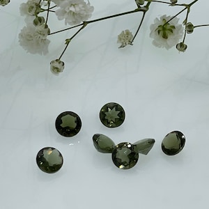 Faceted moldavite