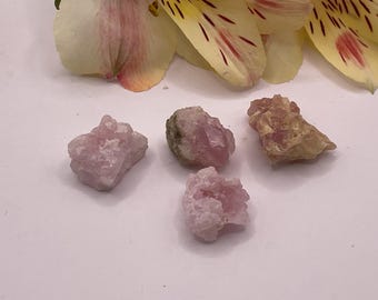 TOURMALINE ROSE avec albite et muscovite, lot de 4 15 g. minéraux d
