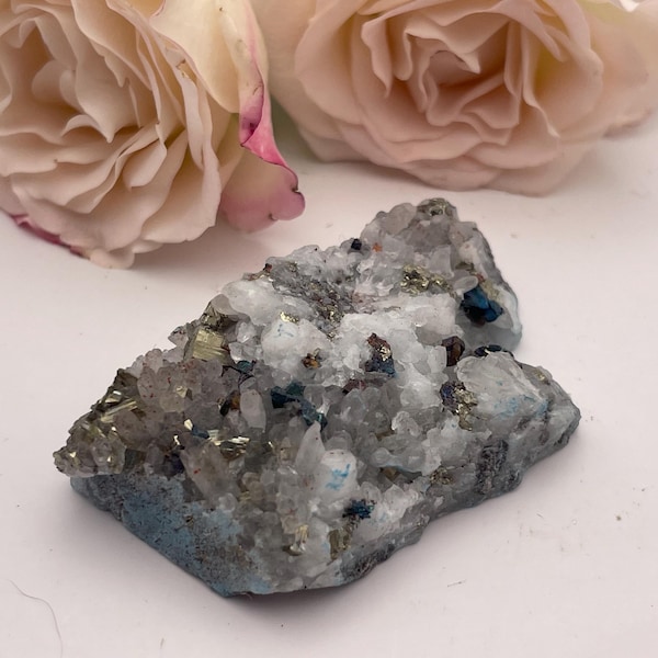 Cluster di quarzo con Gibbsite e calcopirite