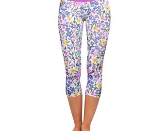 Leggings morados con estampado floral morado. Leggings capri.