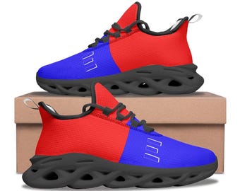 Puede incluir: Un par de zapatillas rojas y azules con suela negra y un diseño único. Las zapatillas tienen un logotipo blanco en el lateral que dice "III".
