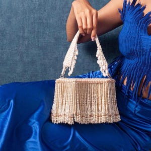 Bolso de mano bordado a mano hecho a mano