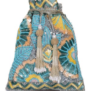 Bolso de mano bordado a mano hecho a pedido