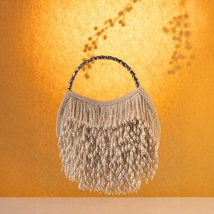 Clutch de diseñador hecho a mano con perlas que gotean