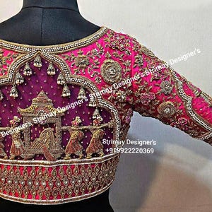 Puede incluir: Una blusa bordada en rosa y dorado con un diseño detallado de un palanquin llevado por cuatro figuras. La blusa tiene un cuello alto y mangas tres cuartos. El bordado es intrincado e incluye cuentas, lentejuelas y perlas.