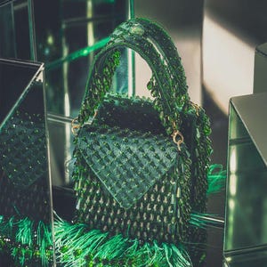 Bolso de mano verde oscuro bordado a mano hecho a mano
