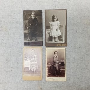 Kabinettfotos schwarz/weiß Kinderportraits vier Kabinettkarten original Fotografie vintage Kinderfotos Kabinettformat um 1900 Carte Cabinet
