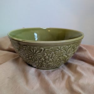 Schüssel Modell „Flora“ Lindgrün große Servierschüssel robust und plastisches Blumen-Dekor ein Klassiker mit toller Haptik Torgau 70/80er